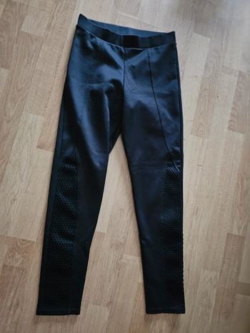 Pantalon noir relief jambes