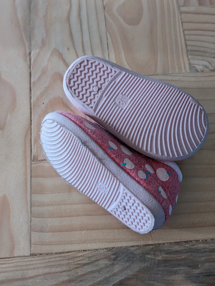 Petites chaussures neuves taille 18 - photo numéro 2