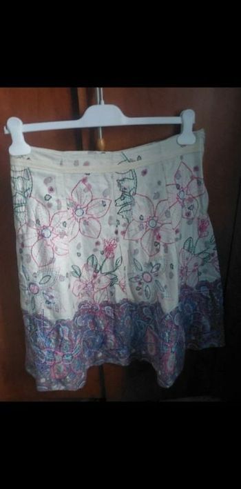 Jupe taille 40 à motifs fleurs effet brodée