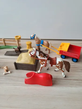 Playmobil farm, chevaux et calèche.