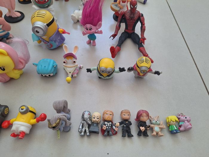 Lot 50 figurines diverses, Disney, scoubydoo, oui oui, Mario, minions, spiderman, troll, lapin crétin - photo numéro 4