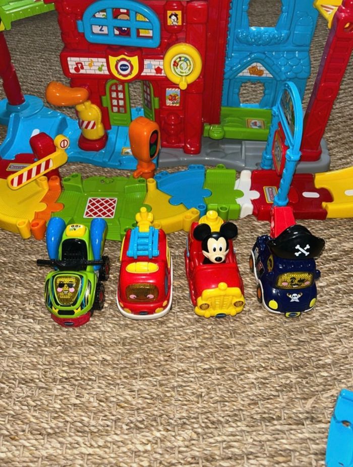 Lot maxi caserne de pompier + circuit + voitures tut tut bolide vtech - photo numéro 4