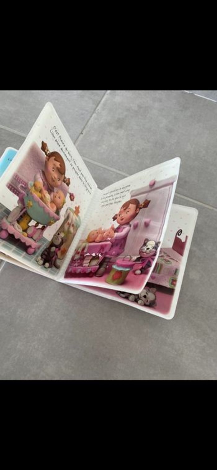 Livre de bain Lilou joue à la poupée - photo numéro 3