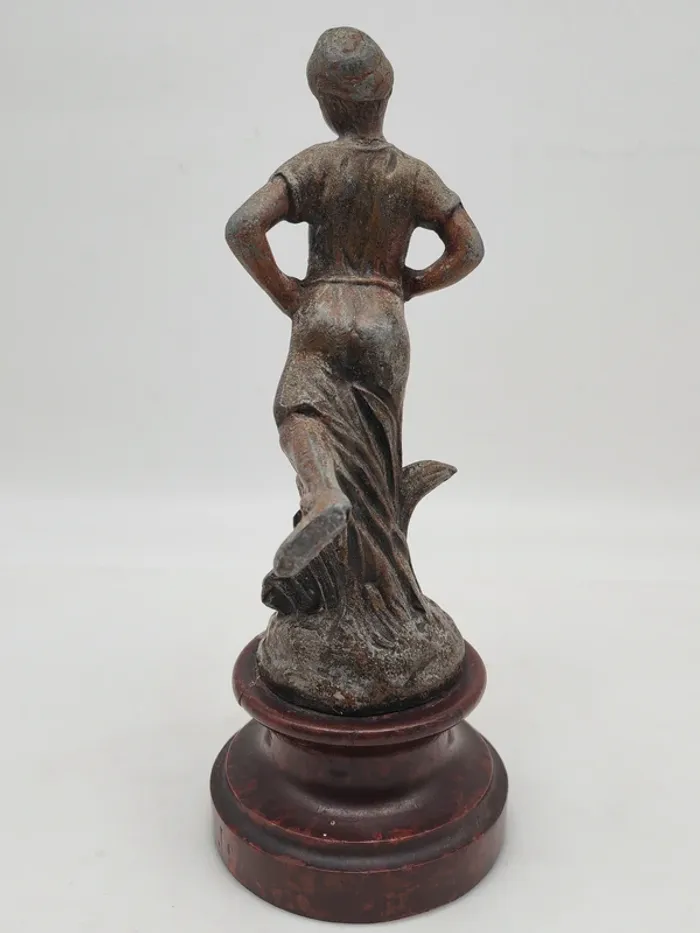 Ancienne statuette en régule sur socle bois - photo numéro 3