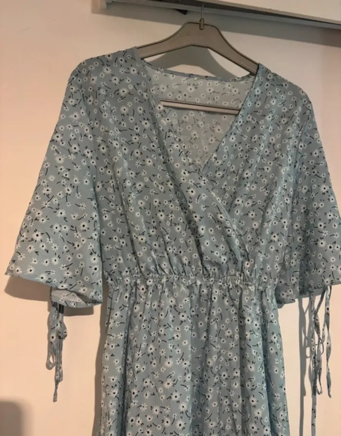 🩵Robe portefeuille bleue à fleurs Shein T38 - photo numéro 2