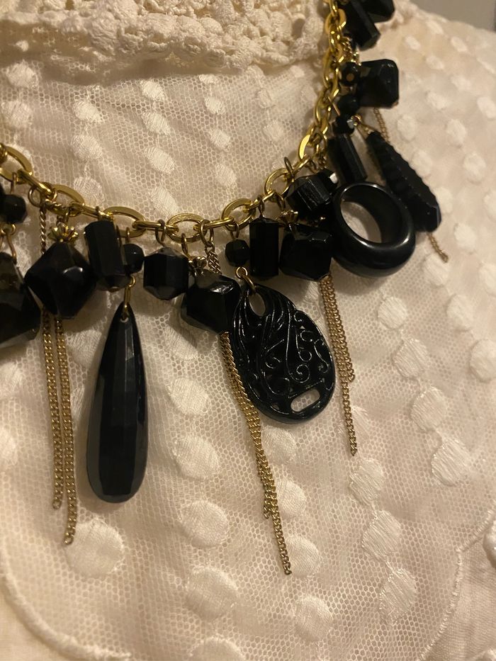 Très joli collier vintage chaîne dorée à breloques de perles noires - photo numéro 3