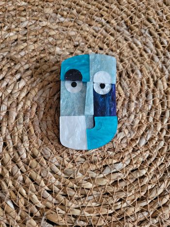 Broche visage abstrait bleu et blanc