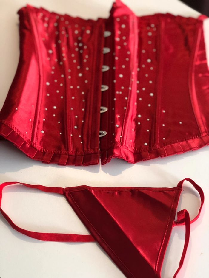 Sublime ensemble Neuf lingerie sexy corset bustier + string