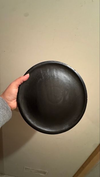 Objet décoratif rond en bois noir – style minimaliste