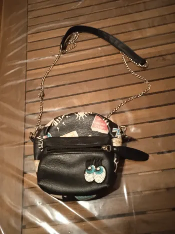 petite sacoche noir avec chaine