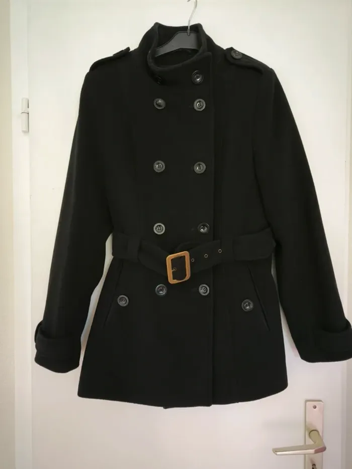Manteau noir ici et maintenant