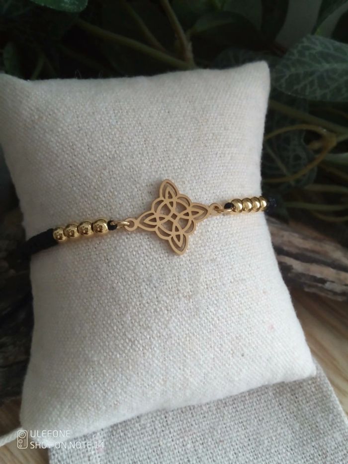Bracelet noir noeud de sorcière doré en acier inoxydable