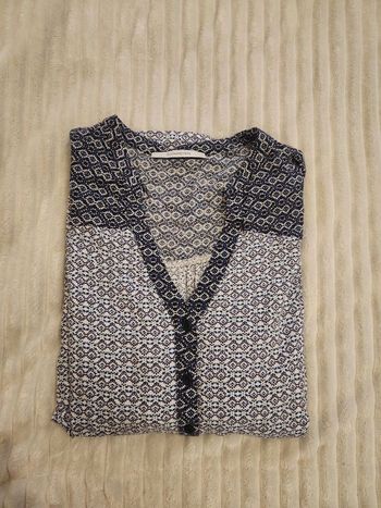 Blouse bleue imprimée – Col V boutonné – Taille M – Sud Express – Très bon état