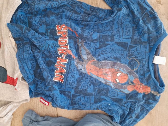 Lot de t-shirts et bas pyjamas 6 ans - photo numéro 4