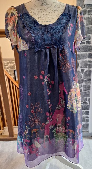 Robe en voile multicolore avec un papillon au col