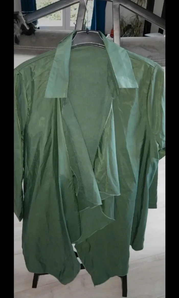 Veste verte Shein taille 1XL. Porté ouvert.
Neuve jamais portée - photo numéro 3