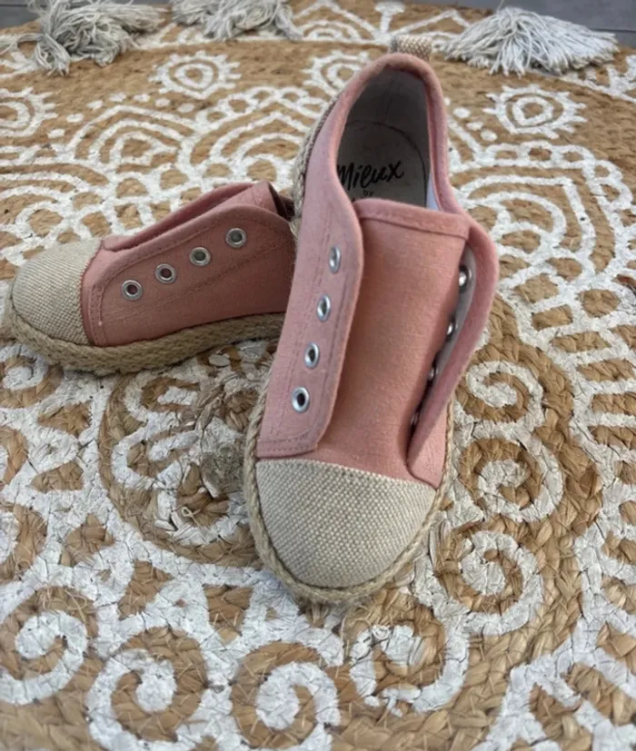 Jolie paire de baskets en toile