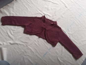 Boléro bordeaux avec broderies ajourées