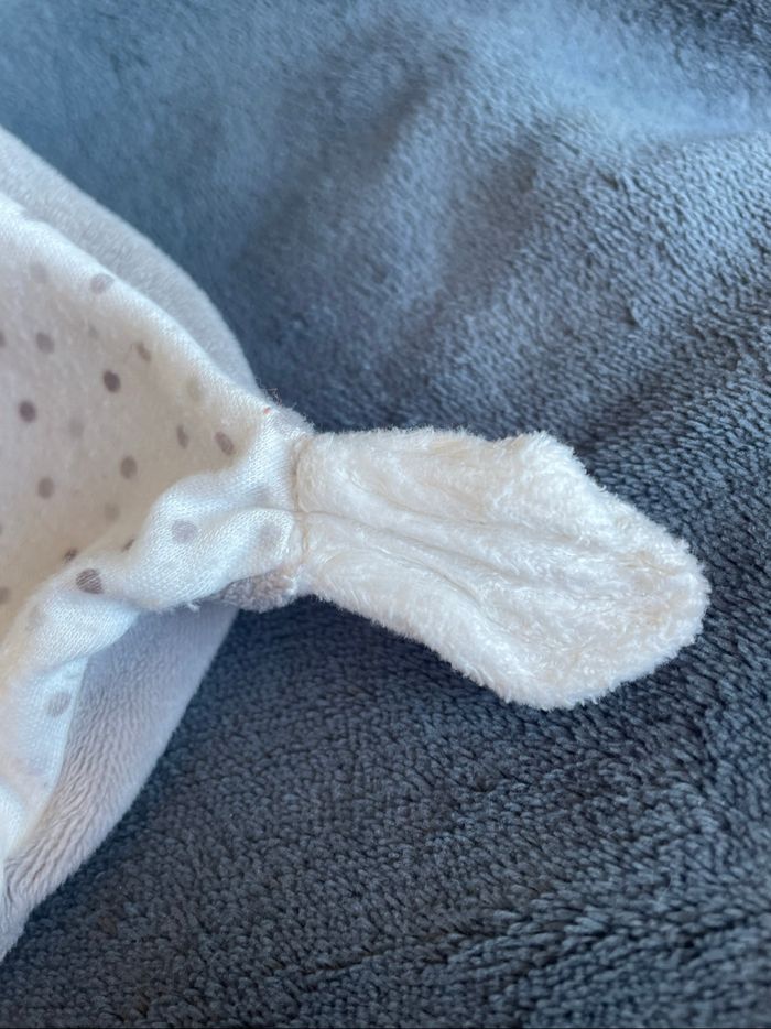 Doudou lapin blanc mouchoir blanc gris pois bébé Pommette - photo numéro 2