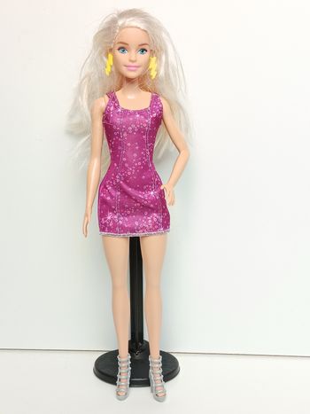 Poupée mattel barbie tenue soirée jet set
Poupée et ensemble compris