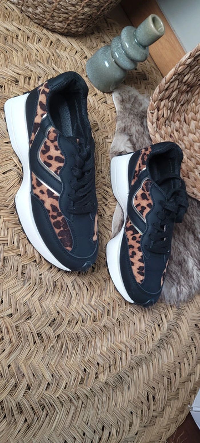Jolie paire de baskets noir et léopard Taille 38 - photo numéro 3