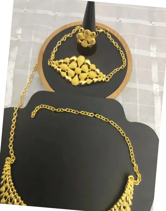 Parure de bijoux dorés sophistiquée - photo numéro 2