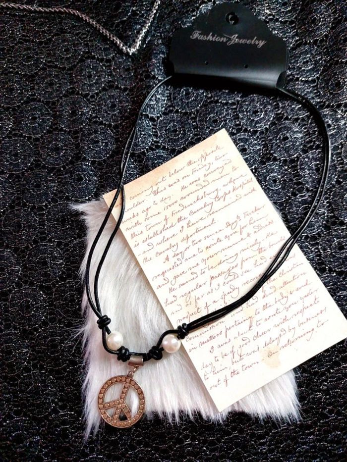 Magnifique collier neuf en cordelette noir et pendentif peace - photo numéro 2