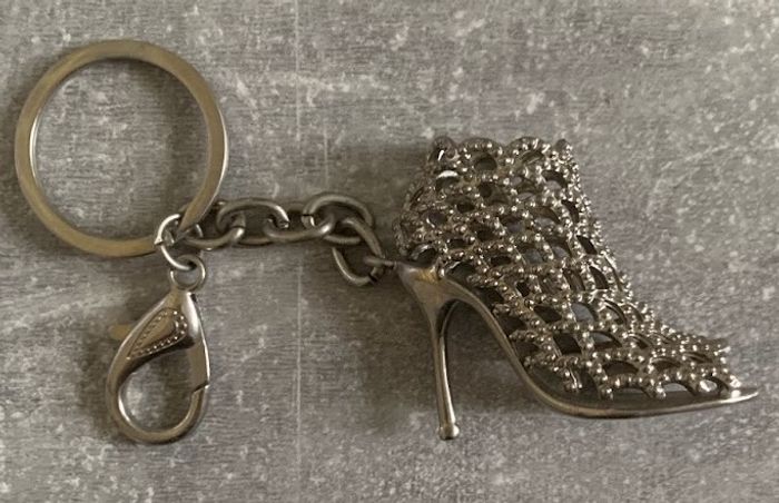 Porte-clés Chaussure à talon ajourée argenté (Neuf) - photo numéro 2