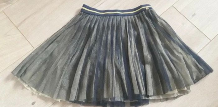 Tres jolie Jupe ikks à paillettes avec un short intégré