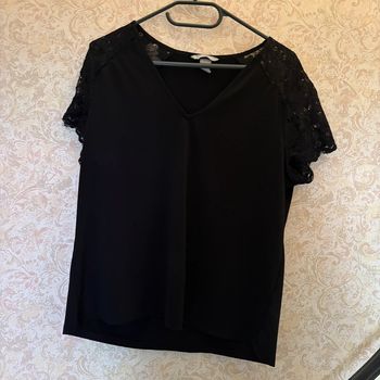 T-shirt H&M • noir & dentelle • 38 🌿