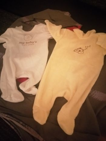 Lot vêtement t 1 mois fille