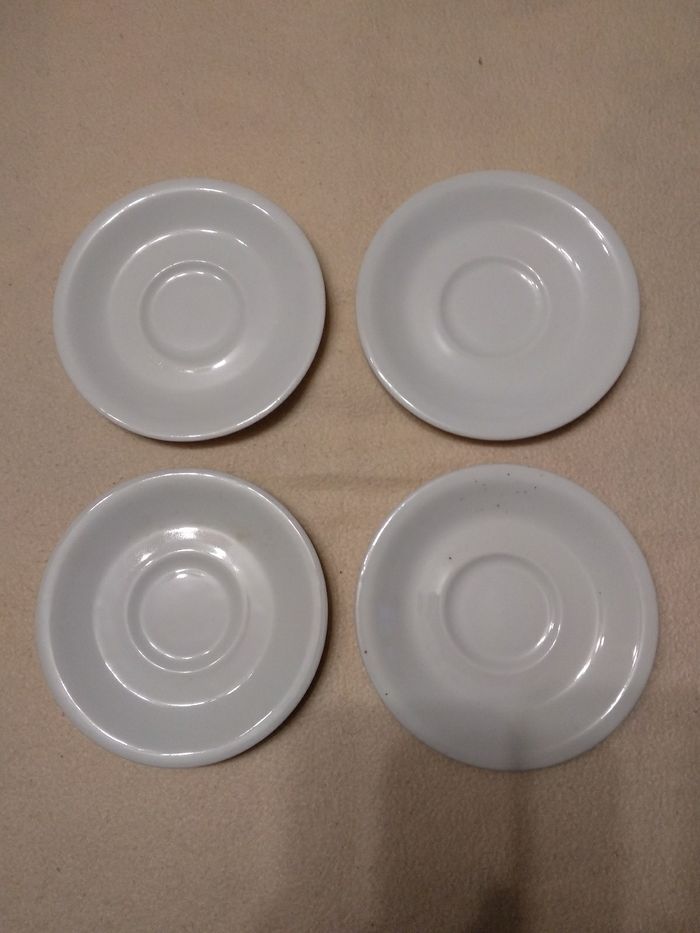 4 sous tasses blanches