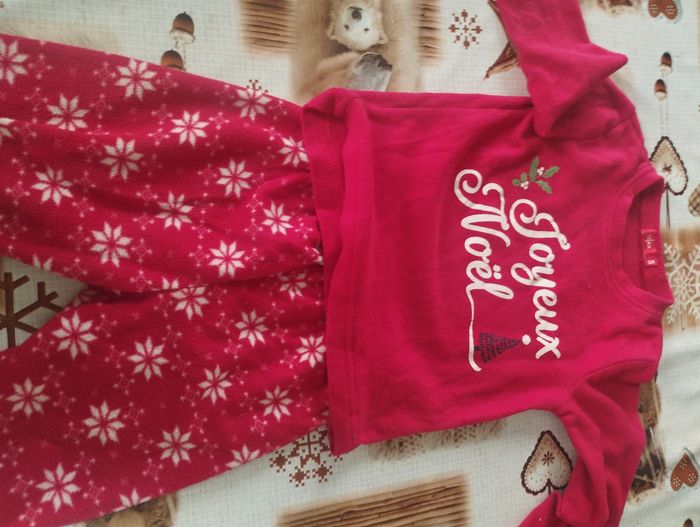 Pyjama deux pièces Noël. Taille 5 ans - photo numéro 2