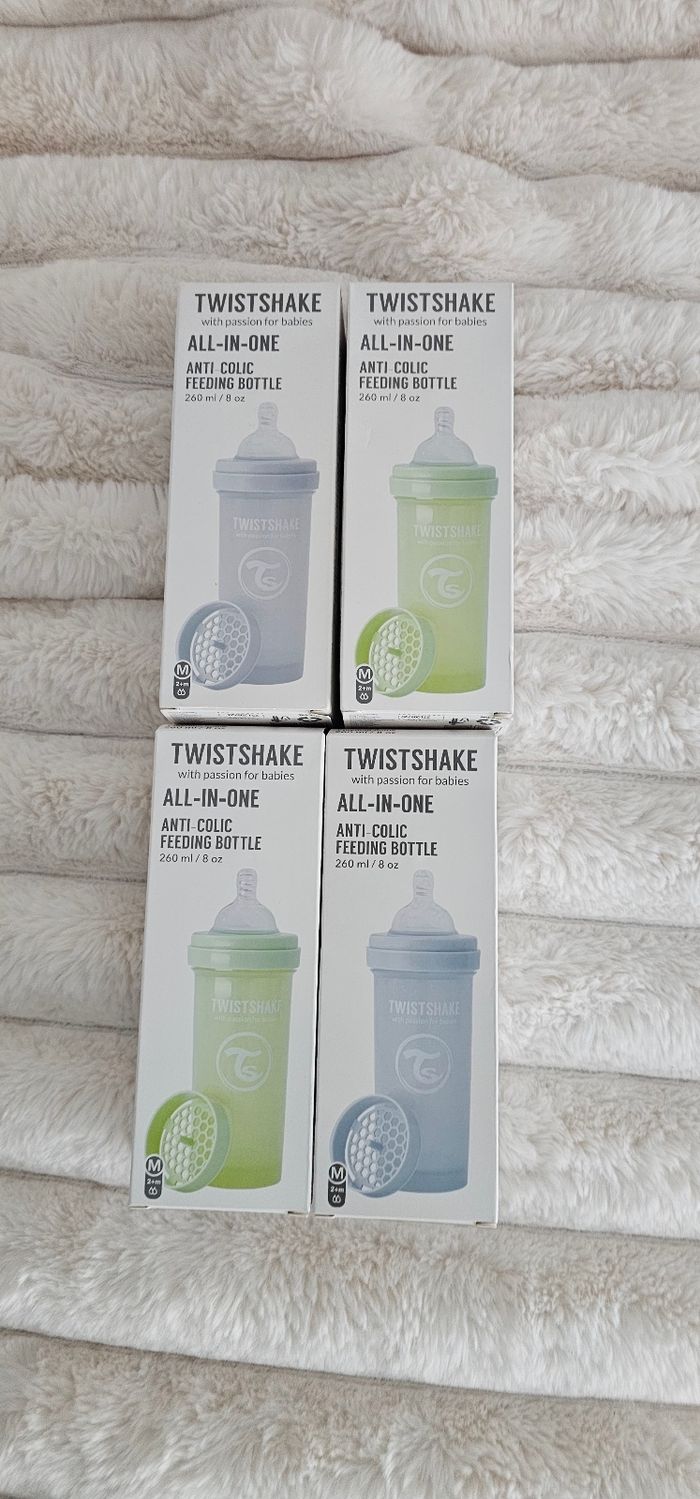 Lot de 4 biberons anticoliques Twistshake neufs