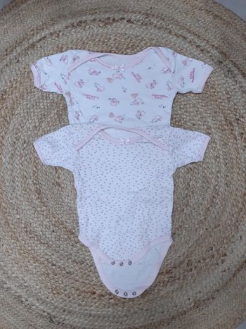 Lot de 2 bodies manches courtes 6/9 mois