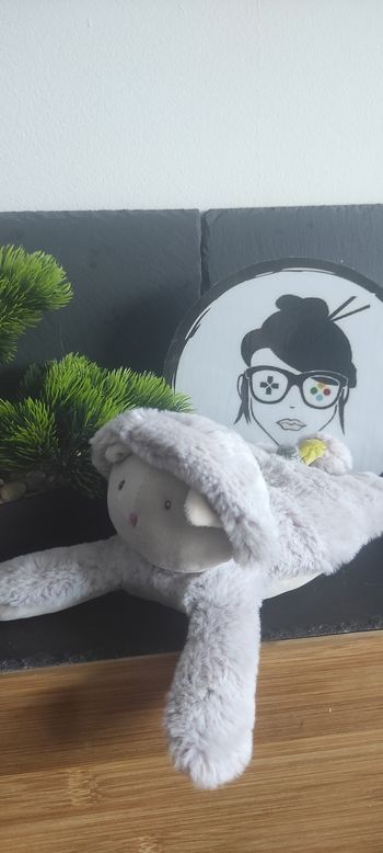 doudou peluche chat les pachats couché moulin roty gris beige chiné jaune vert