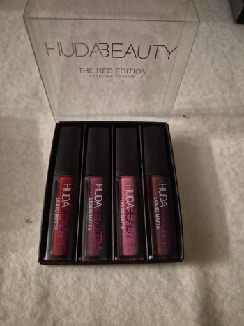 Gloss huda beauty x4