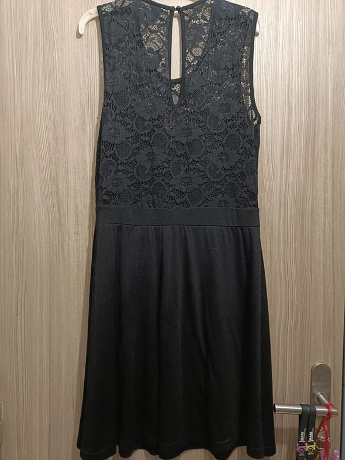 Robe a dentelles noir - photo numéro 3