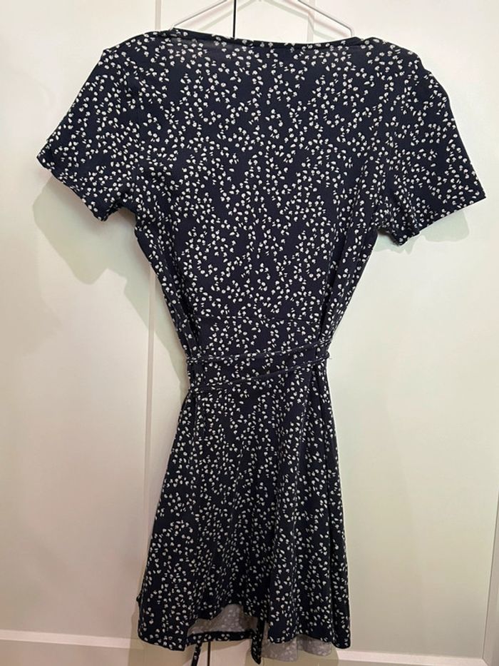 672 – robe cache-cœur à manches courtes bleu marine et fleurie blanche Pull&Bear - photo numéro 6