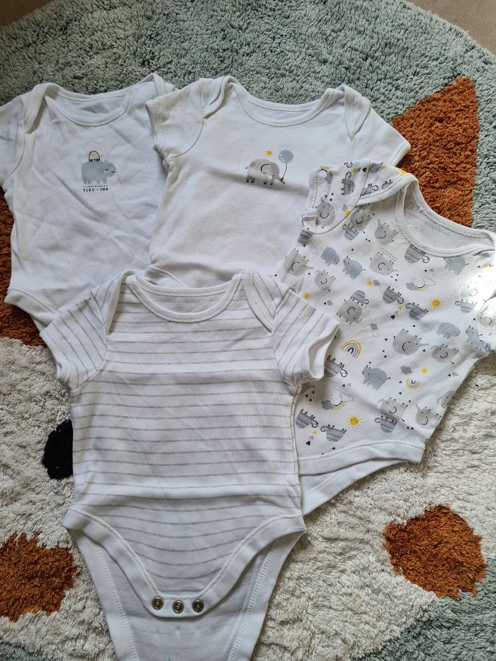Lot de 4 bodies - 3mois
