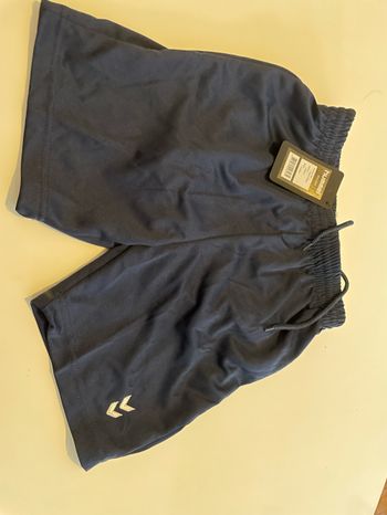 Short de sport taille 6/7 ans hummel
