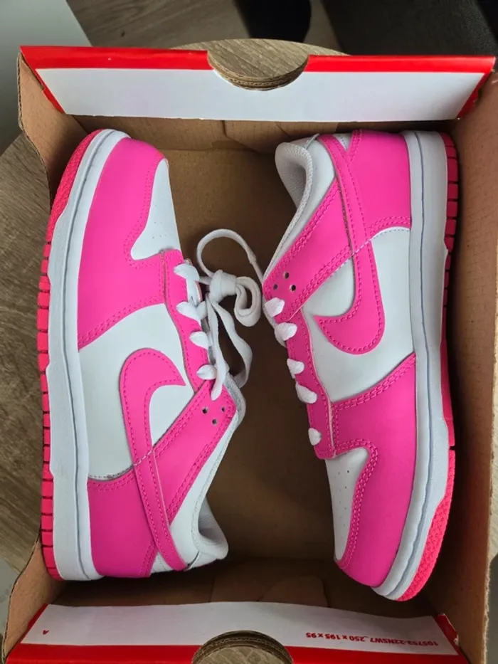 Nike dunk low Taille 34 neuf blanc rose fuchsia