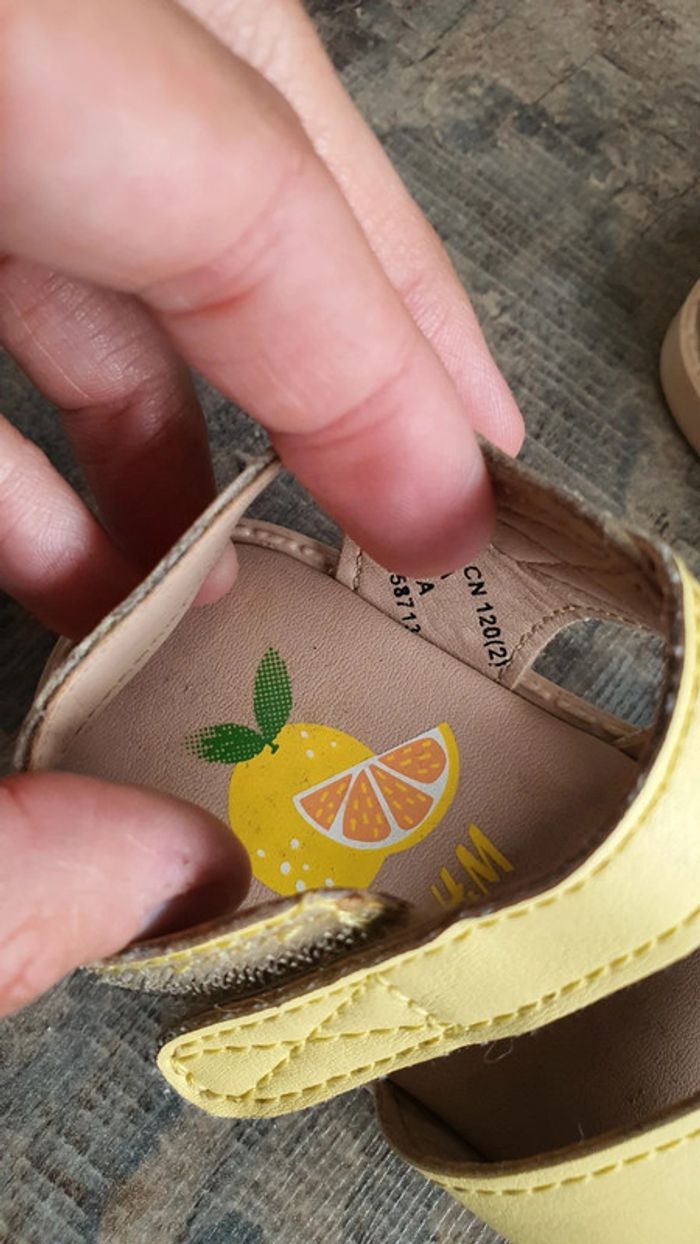 Très belle paire de chaussures h&m taille 18/19 en excellent état - photo numéro 2
