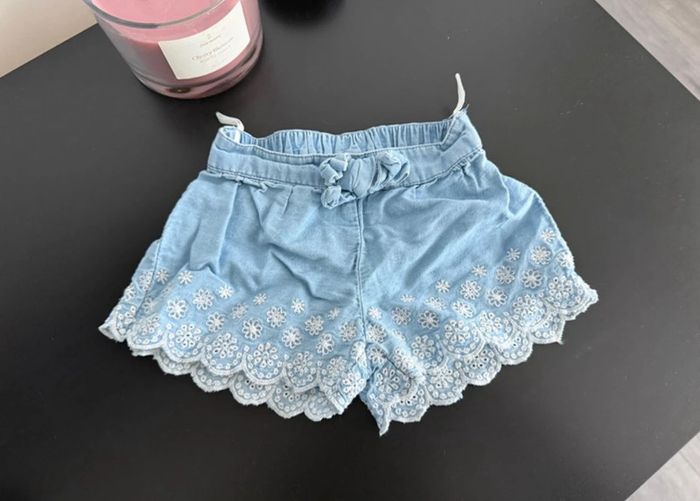 Short bleu et dentelle C&A 6 mois