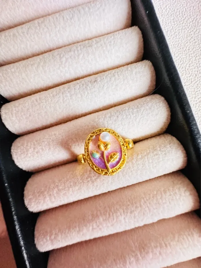 Bague artisanale vietnamienne en or libre – Fleur sur nacre violette