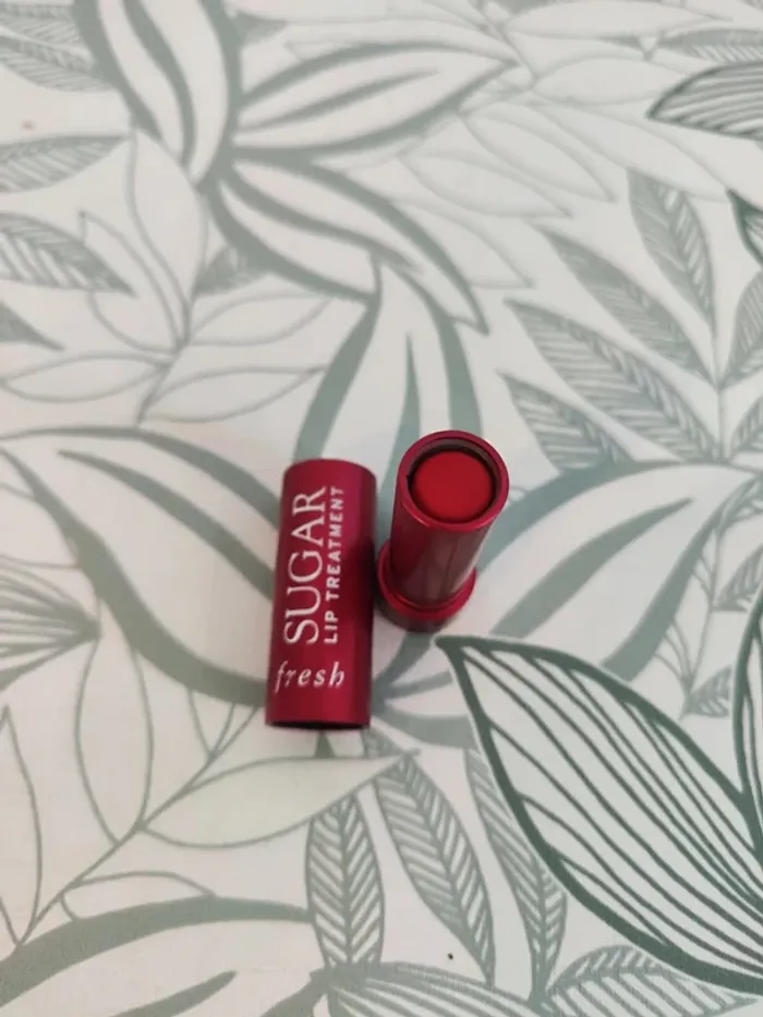 Fresh rouge à levres icon 4,3g valeur 24€  à utiliser 12 mois après ouverture