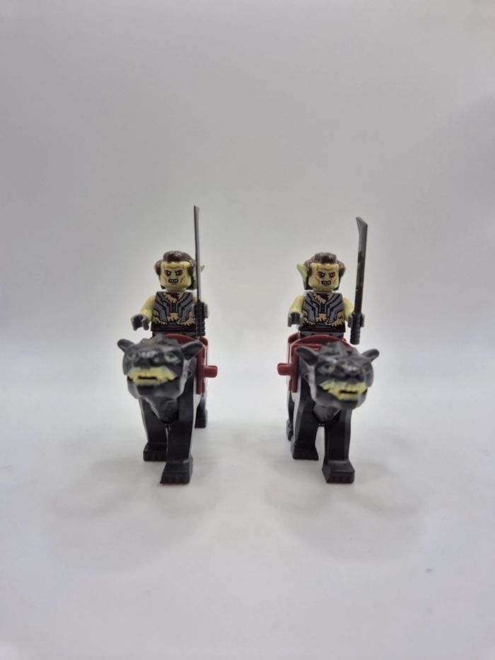 Figurines type lego 2 guerriers orcs sur wargs seigneur des anneaux - photo numéro 2