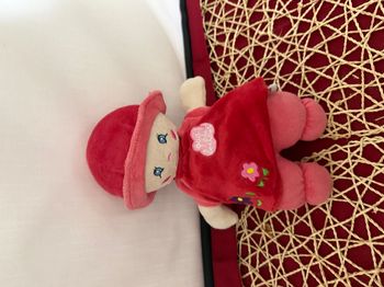 Doudou poupée chiffon rouge robe fleurs chapeau QUE DU BONHEUR