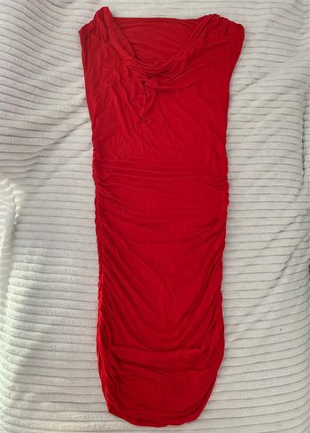 Robe rouge avec col