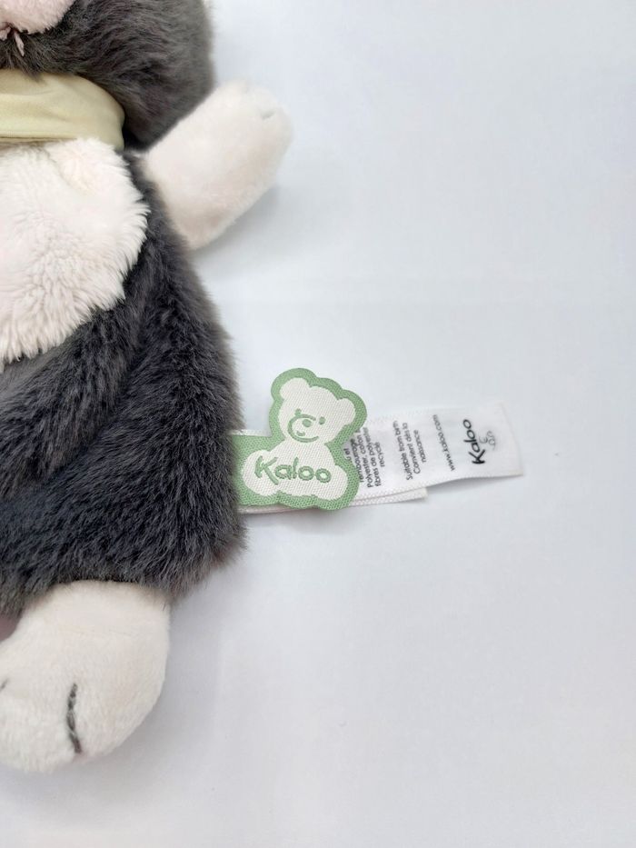 Doudou plat chat gris blanc Chamallow KALOO bandana vert 18 cm 12/2023 - photo numéro 2